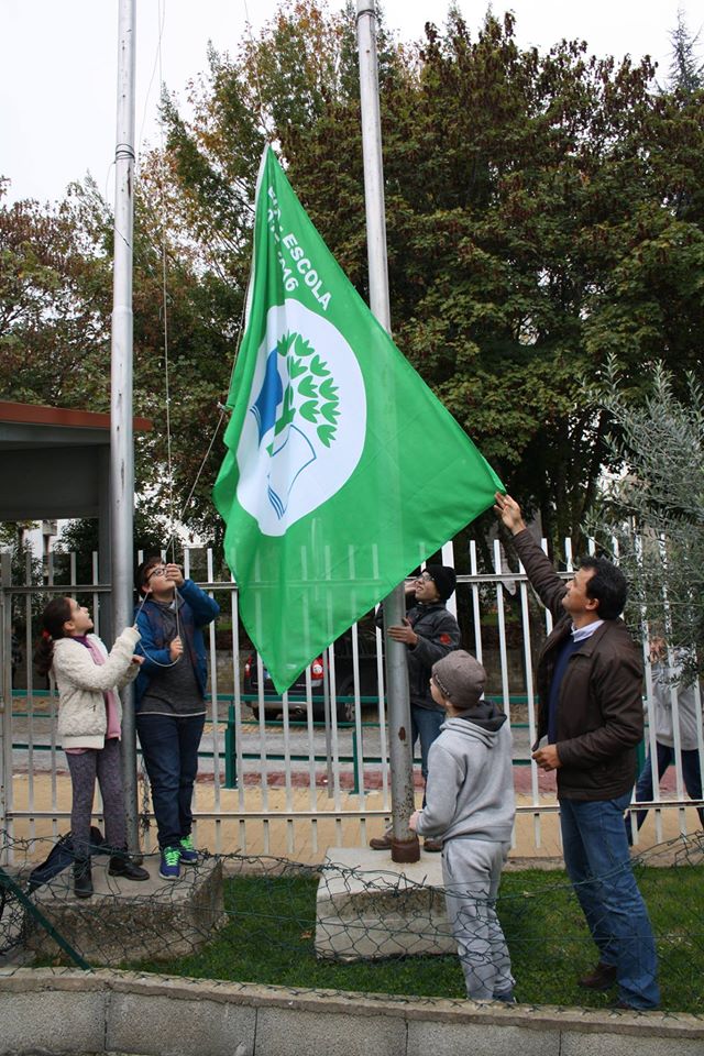 Escola EB 2,3 Diogo Cão hastea a bandeira eco-escolas