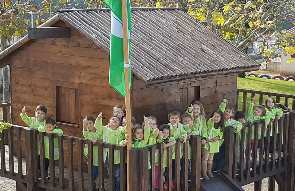 Jardim de infância da ADIC hastea a bandeira eco-escolas 2015/2016
