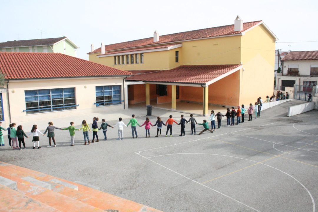 Escola Básica e Jardim de Infância de Almas de Freire realiza um grande cordão humano