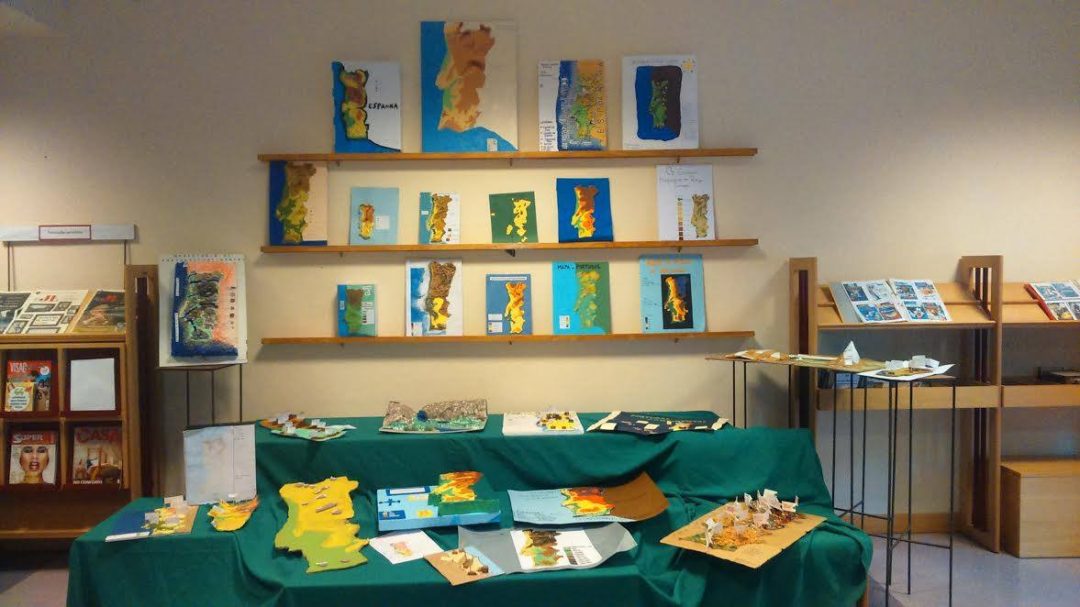 Os alunos do 8º ano reutilizaram materiais na elaboração de trabalhos para uma exposição que está a decorrer na Biblioteca Escolar