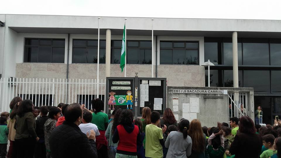 Sacadura Cabral hastea a bandeira Eco-Escola