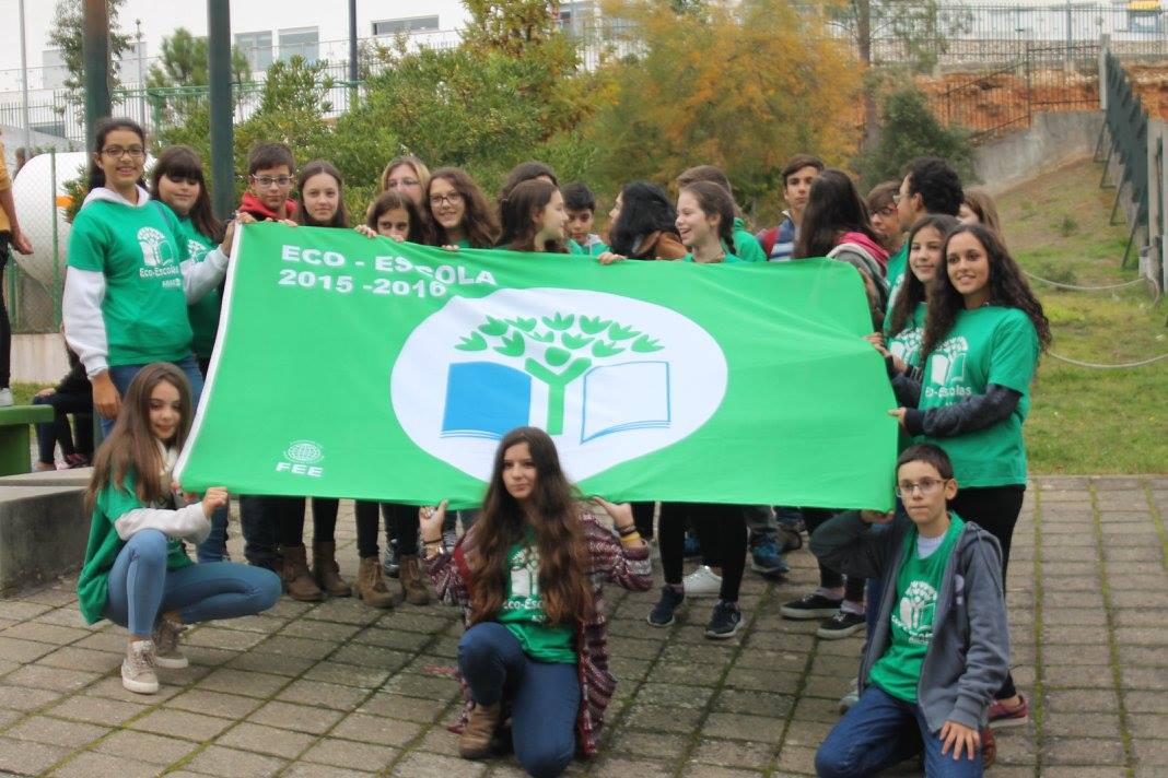 Escola Básica Padre António Lourenço Farinha hastea da bandeira verde