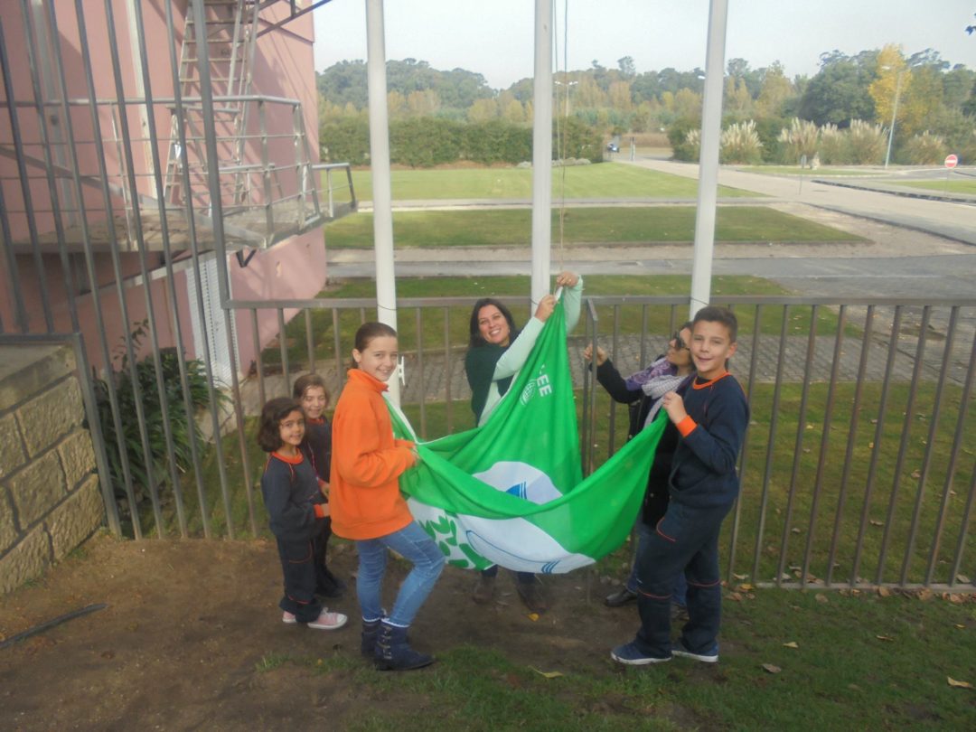 Hastear da bandeira verde do Colégio Bissaya Barreto