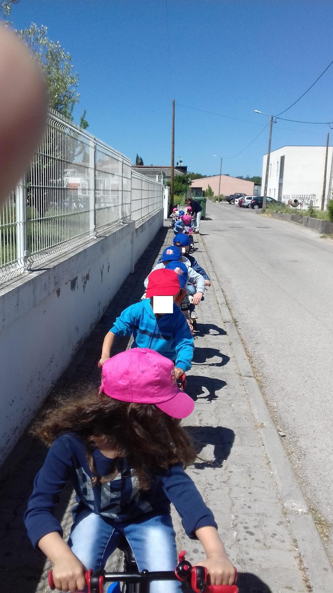 SAUDE pela sua  e pela do planeta; ande a pé ou de bicicleta