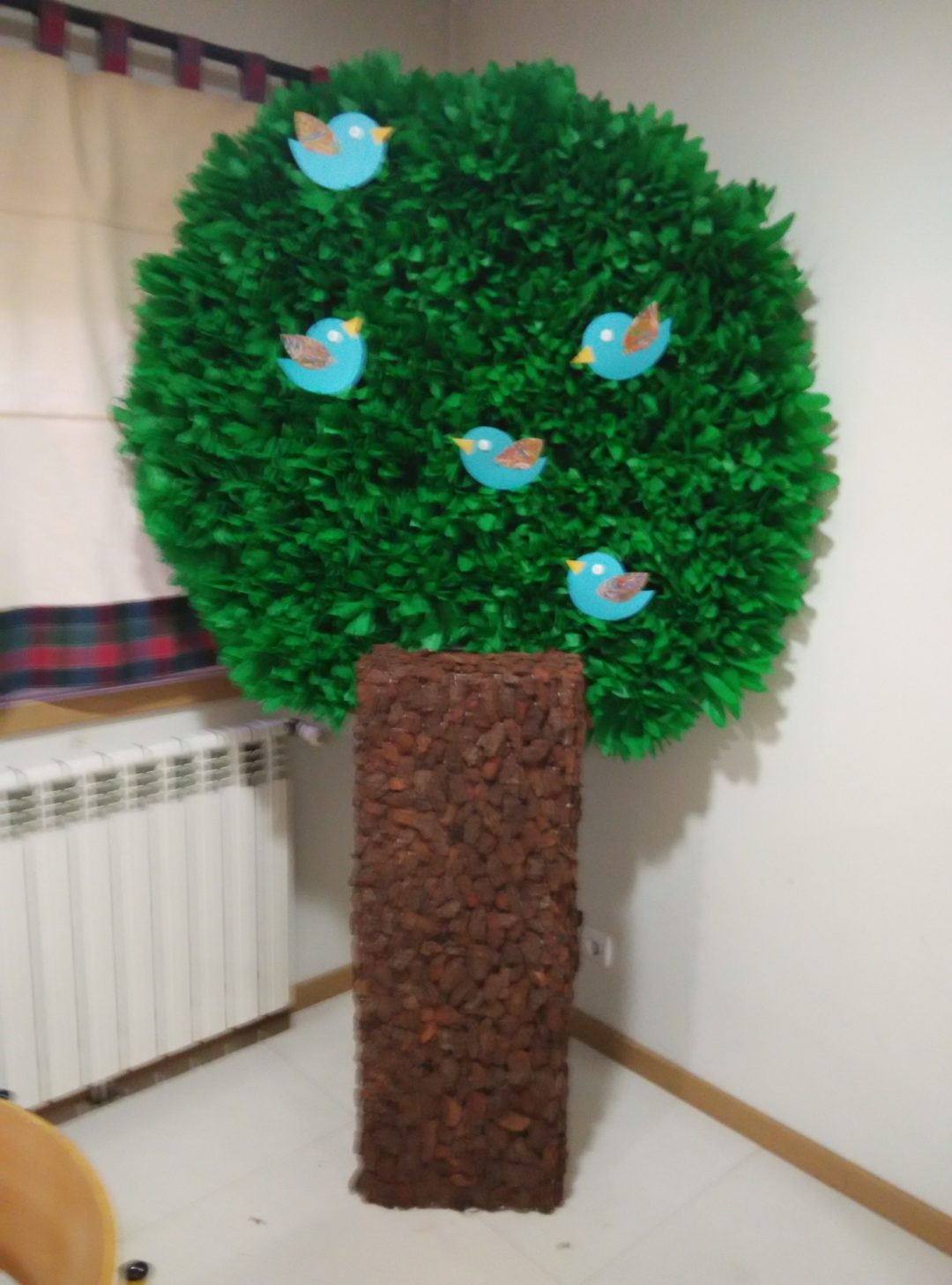 Eco papelão em forma de árvore