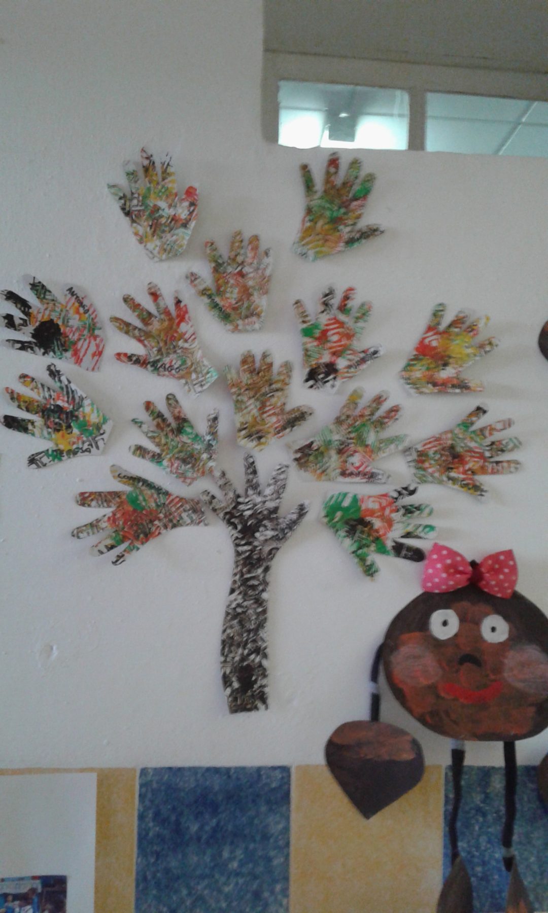 Painel com mãos em papel de jornal