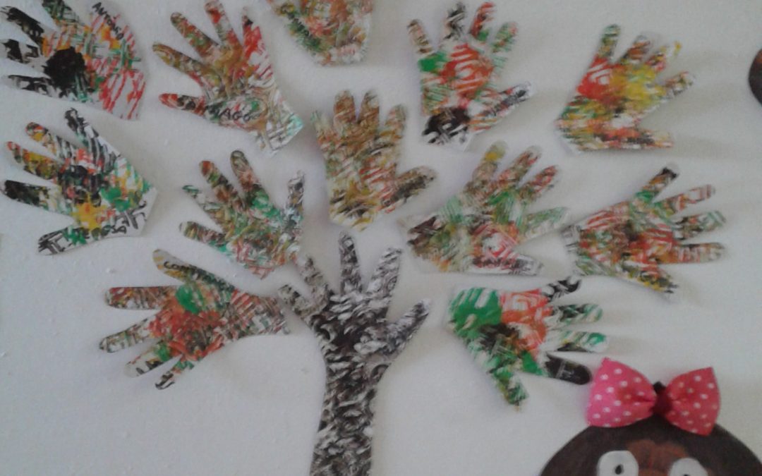 Painel com mãos em papel de jornal