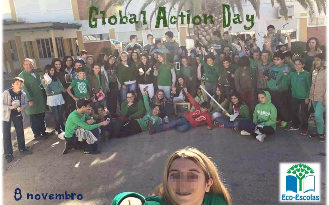 Veste verde, traz um REEE e tira uma Selfie com os monitores Eco-Escolas