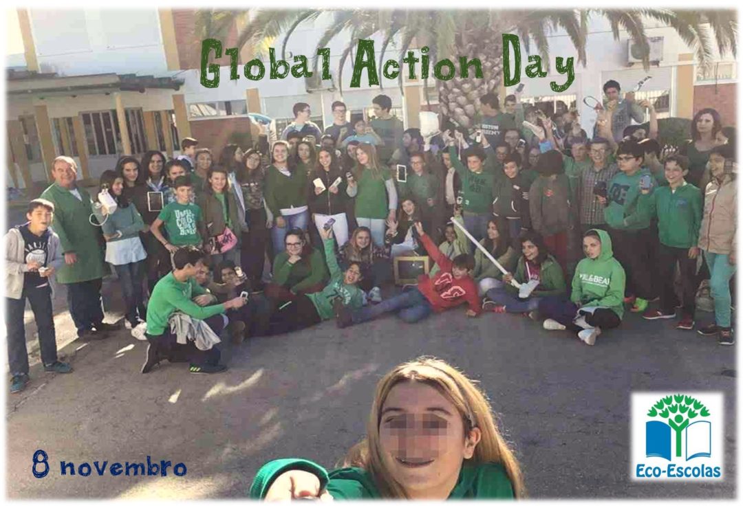 Veste verde, traz um REEE e tira uma Selfie com os monitores Eco-Escolas