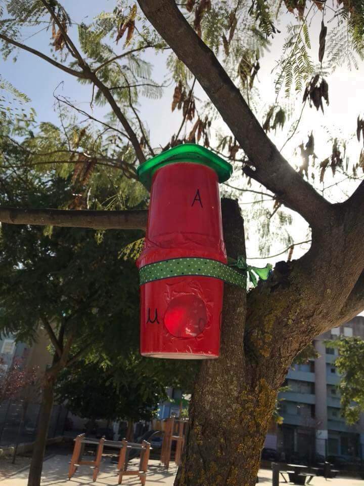 Oferecendo ninhos às aves do pátio da EB Luísa Todi – Setúbal: Alunos do 1º ciclo, famílias e professoras!