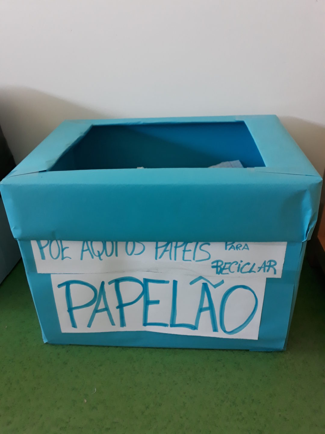 Proteger a floresta / Aproveitamento dos papéis usados para reciclar