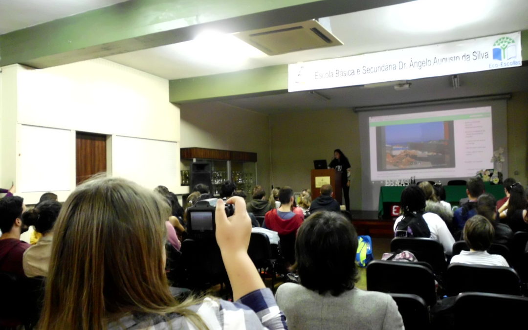 Apresentação do Projeto Jovens Repórteres para o Ambiente a alunos do secundário da Região Autónoma da Madeira, na Escola Básica e Secundária Dr. Ângelo Augusto da Silva, 26 de abril 2018. Testemunho da Filipa Murta, YRE Ambassador, sobre o que é ser Jovem Repórter para o Ambiente.