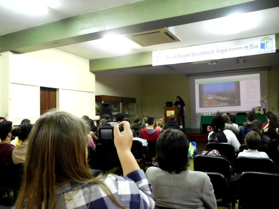 Apresentação do Projeto Jovens Repórteres para o Ambiente a alunos do secundário da Região Autónoma da Madeira, na Escola Básica e Secundária Dr. Ângelo Augusto da Silva, 26 de abril 2018. Testemunho da Filipa Murta, YRE Ambassador, sobre o que é ser Jovem Repórter para o Ambiente.