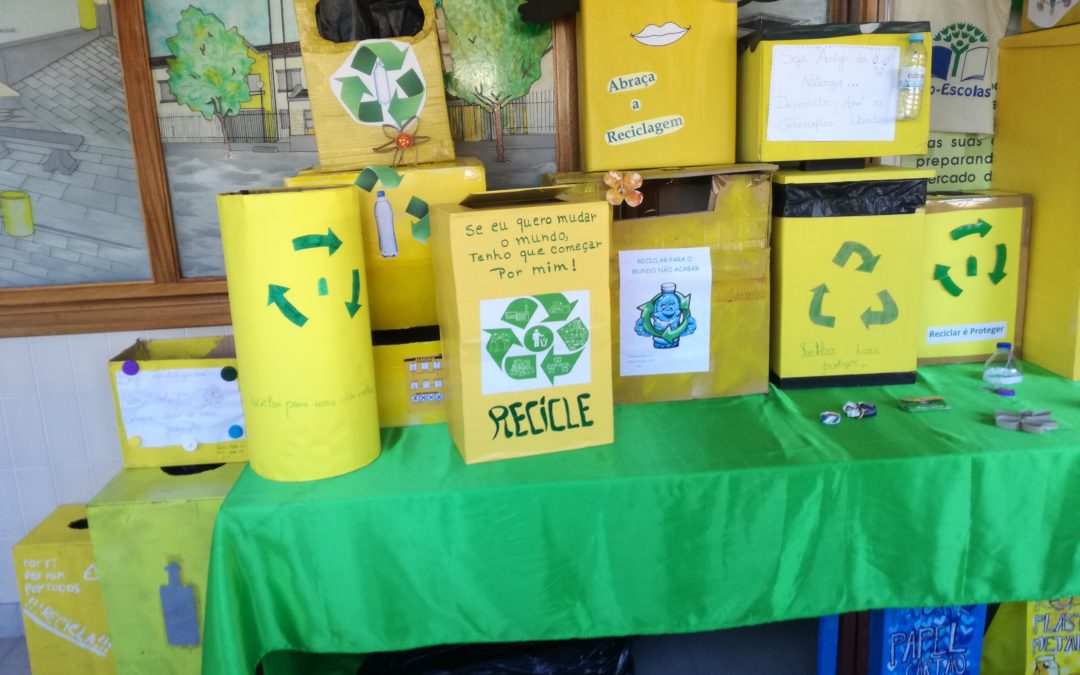 Exposição de ecopontos amarelos