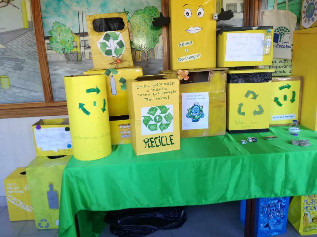 Exposição de ecopontos amarelos