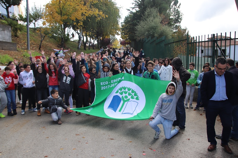 Hastear da bandeira e realização do logo Eco-Escolas com alunos