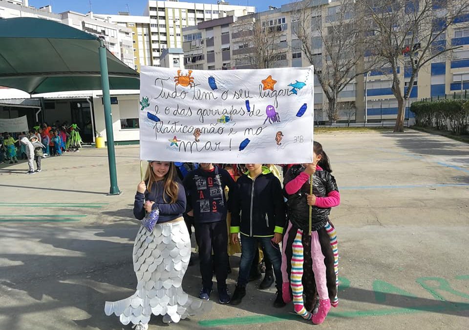 Desfile de Carnaval pelo bairro