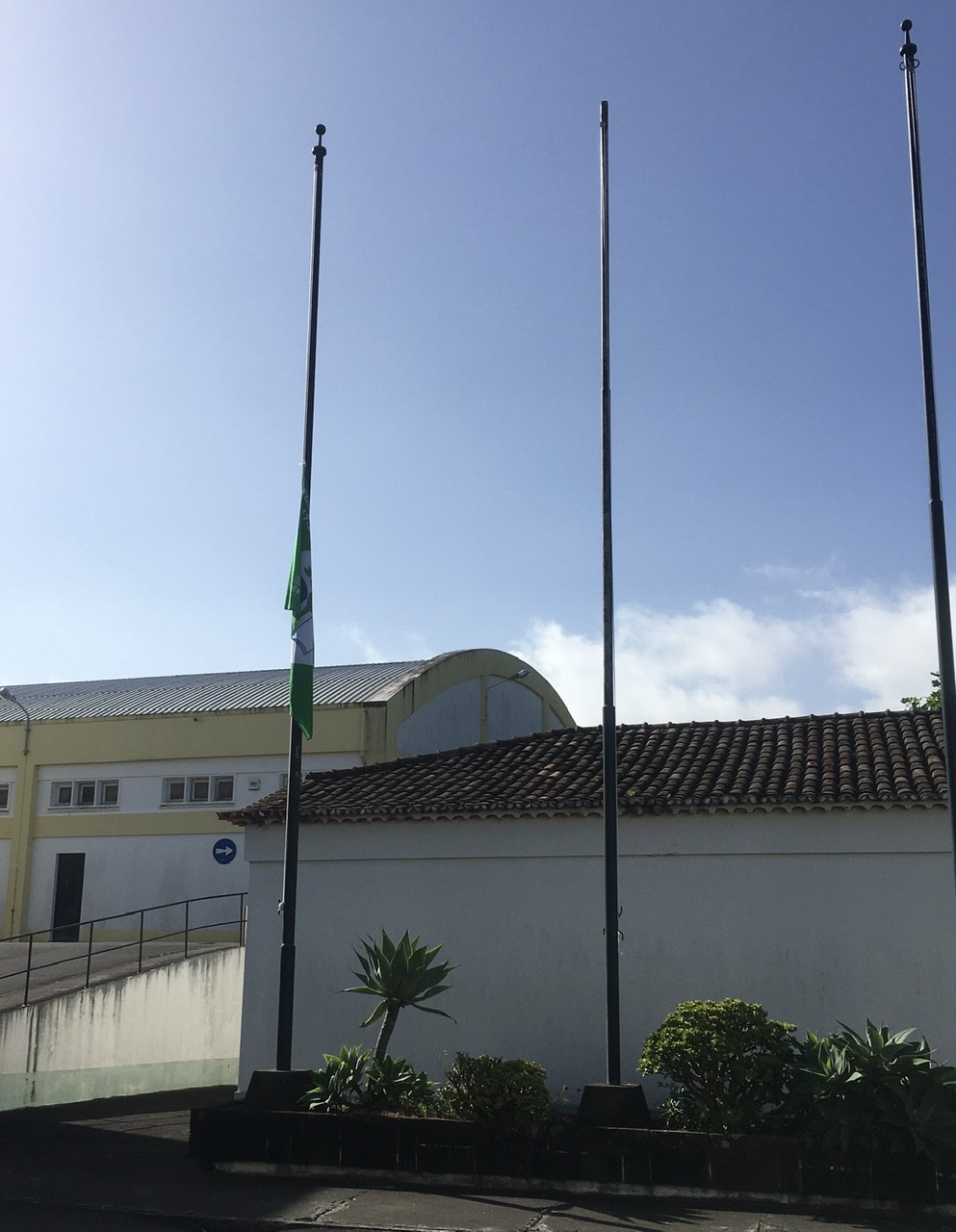 Bandeira Verde a Meia Haste na Escola Profissional de Capelas