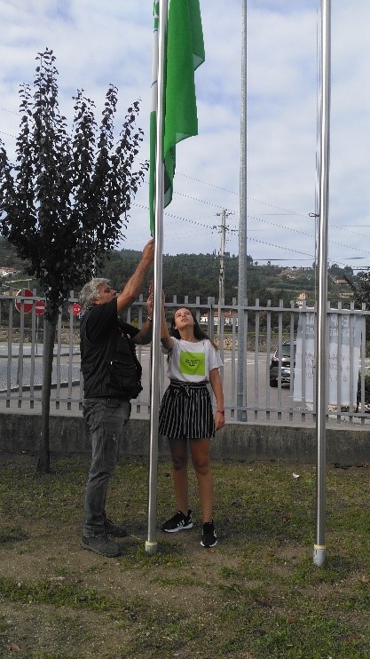 Dia 27 de setembro – Greve Climática Global #ecoescolasfazpeloclima  #globalactiondays  EBSTN – Bandeira Verde Eco-Escolas a meia haste!