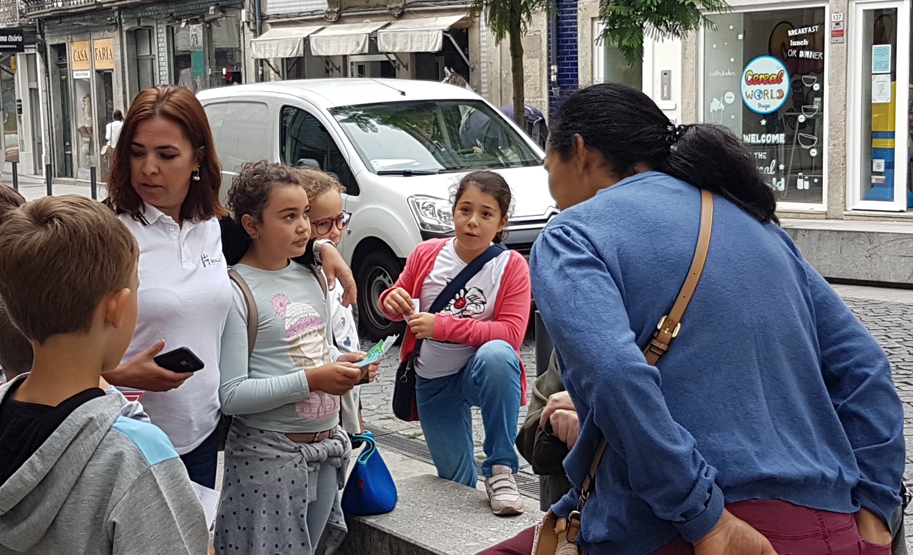 20190920_111738 Os alunos do 1º ciclo do Agrupamento de EScolas Trigal Santa Maria em Tadim realizaram ações de sensibilização junto da população residente na cidade de Braga para se deslocarem de transporte publico.