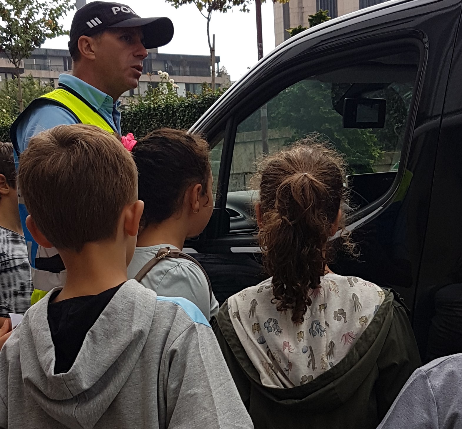 Noutro momento da atividade, com a ajuda de um agente da PSP, puderam fornecer folhetos informativos com conselhos para os automobilistas da cidade de Braga.