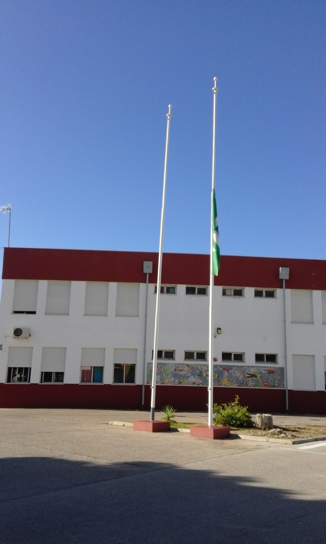 #ecoscolasfazpeloclima – Bandeira Verde Eco-Escolas a meia haste! – Agrupamento de Escolas Dr. Alberto Iria