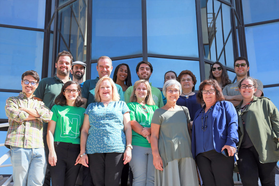 Azul e verde: NOVA FCSH organizou fotografia de grupo pela sustentabilidade ambiental