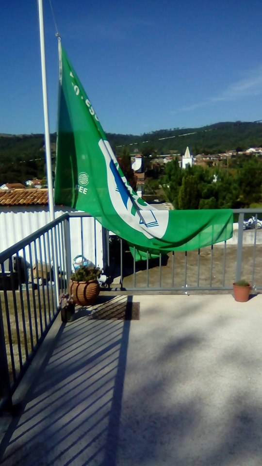 Dia 27 de setembro – Greve Climática Global #ecoescolasfazpeloclima #globalactiondays Bandeira Verde Eco-Escolas a meia haste!