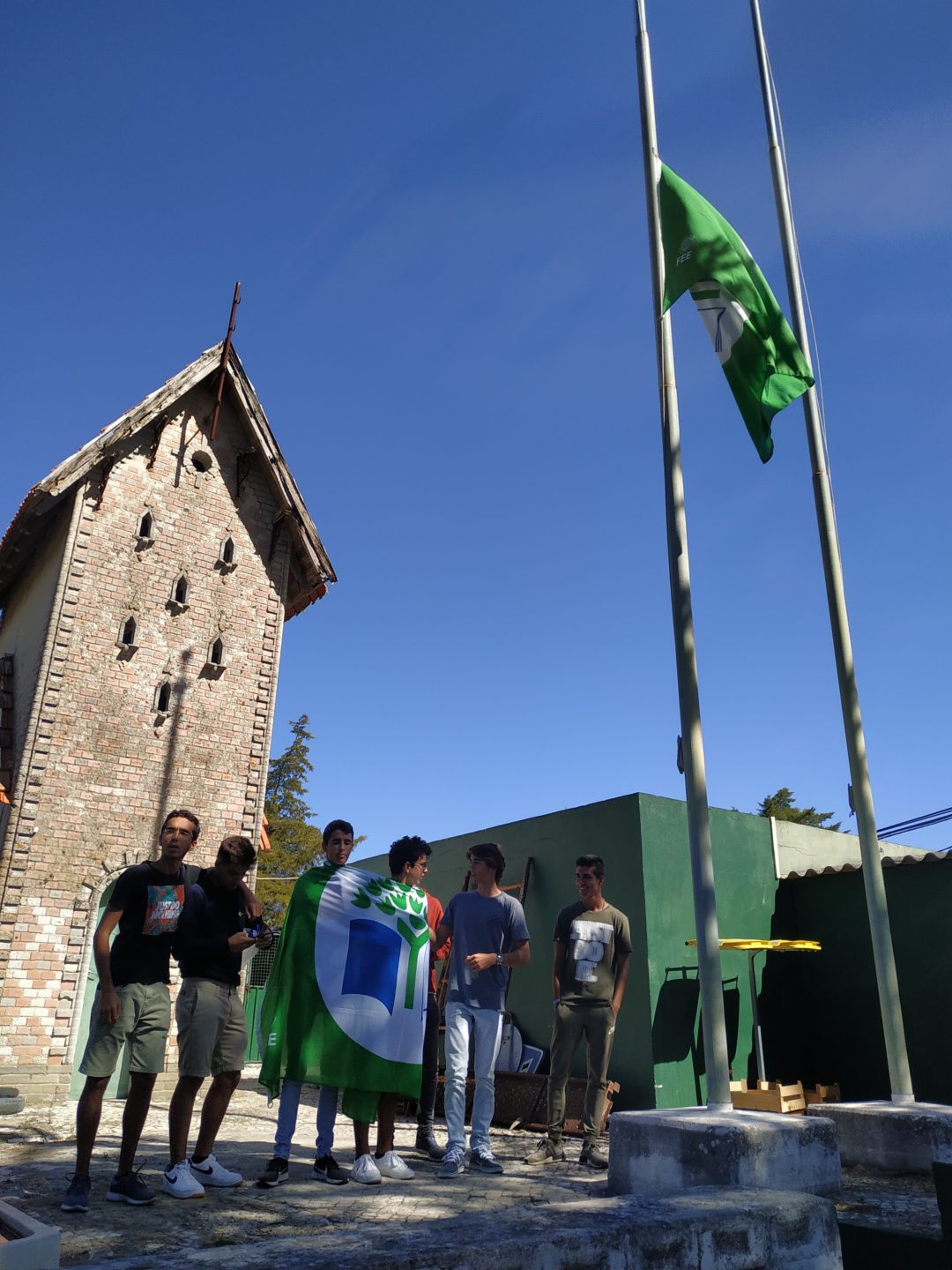 Bandeira Verde a meia haste na ESSampaio – Dia 27 de setembro – Greve Climática Global#ecoescolasfazpeloclima#globalactiondays