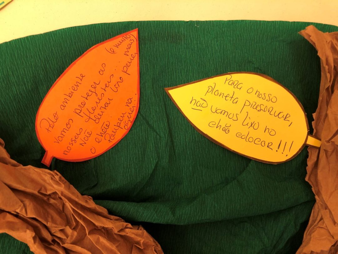 Bandeira meia haste e árvore dos compromissos