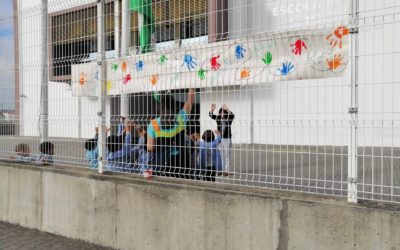 As turmas quiseram ainda deixar o seu testemunho à comunidade, colocando um cartaz no muro da escola com o lema “Juntos pelo Planeta”.