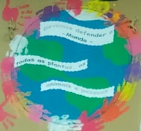 Cartaz colocado no exterior