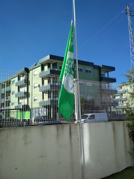 Bandeira Verde Eco-Escolas a meia haste