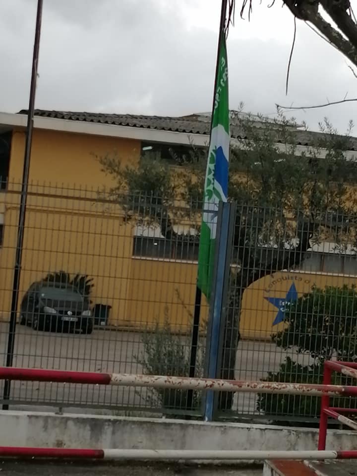 Bandeira Verde, na Escola Básica e Secundária da Chamusca a meia haste, como símbolo de alerta para a urgência das medidas para inverter as alterações climáticas.