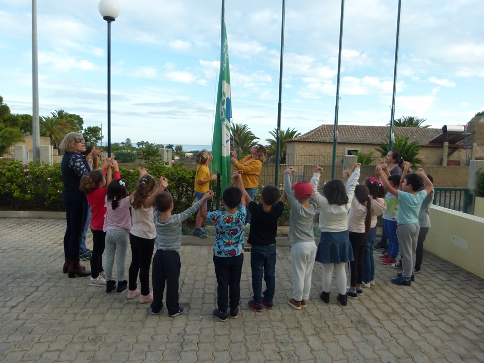 Bandeira Verde Eco-Escolas a meia haste  #fazpeloclima #ecoescolasfazpeloclima #ecoschools #globalactiondays