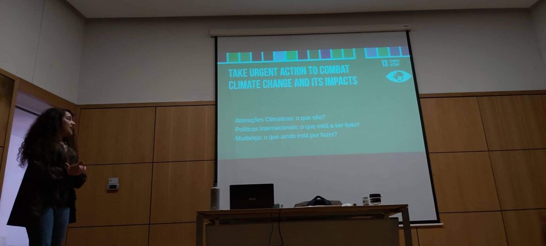 Dia 29 de novembro – A Serafim Leite voltou a marcar presença na Greve Climática Global! Bandeira Verde Eco-Escolas a meia haste e muita sensibilização!