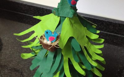 Árvore feita com recorte de mãos