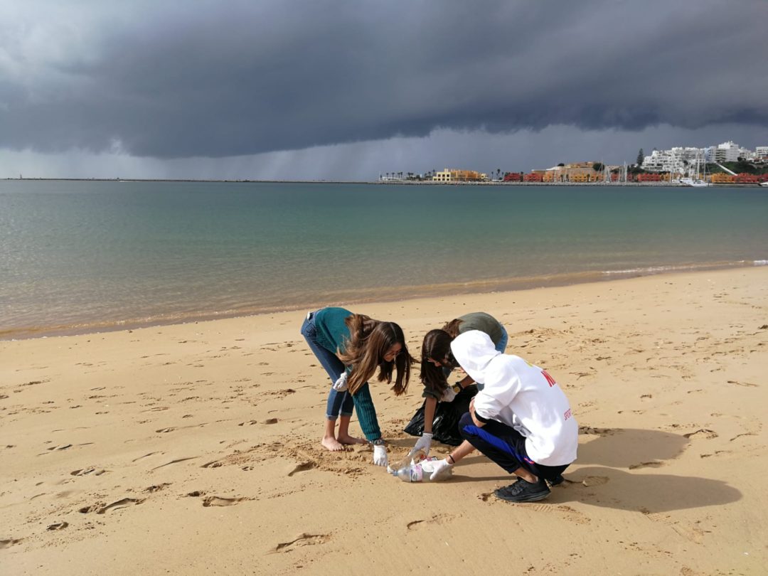 Recolha de lixo marinho