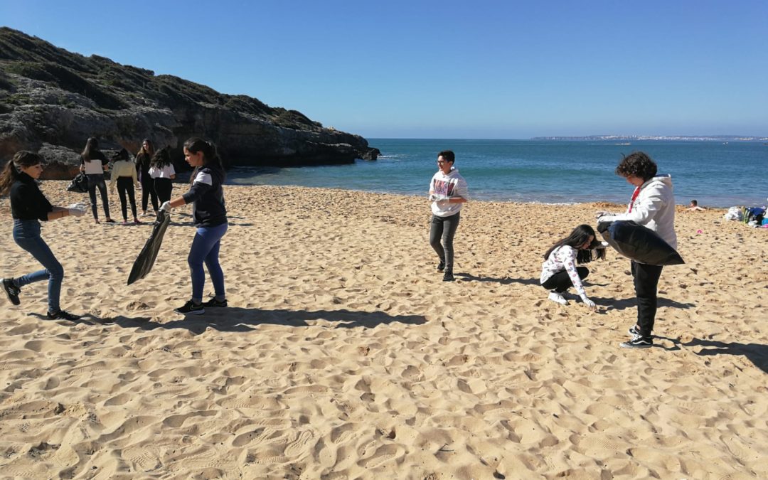 Recolha de lixo marinho na EB Professor João Cónim, Estômbar