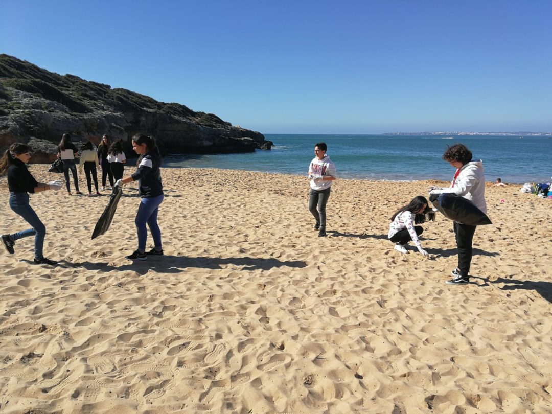 Recolha de lixo marinho na EB Professor João Cónim, Estômbar