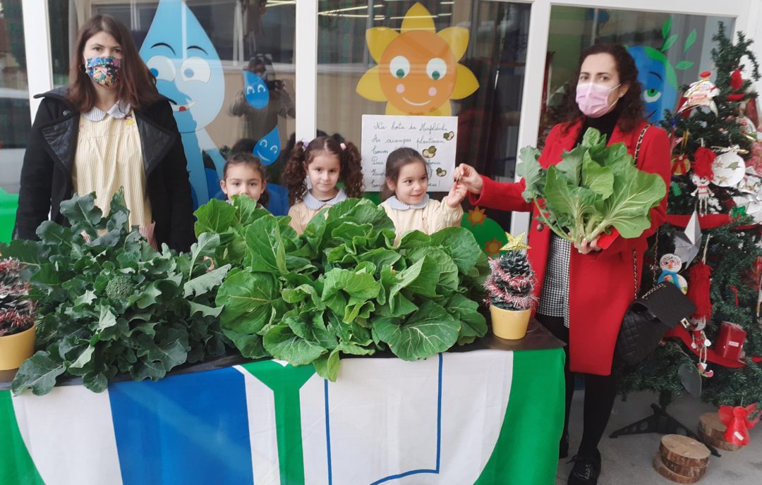 A ABPG no “Mercadinho de Natal” com as couves da  horta-bio.