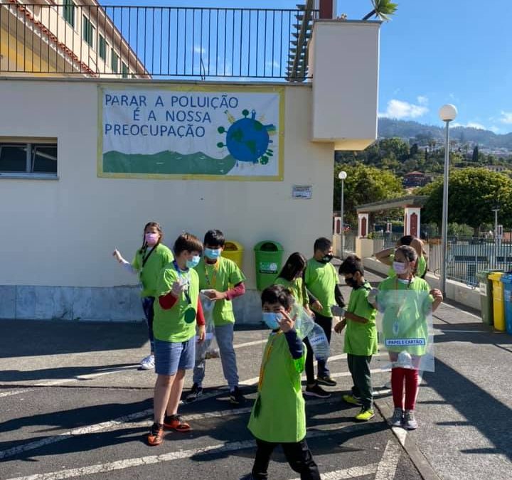 “Celebrar com um piquenique de recolha de lixo”