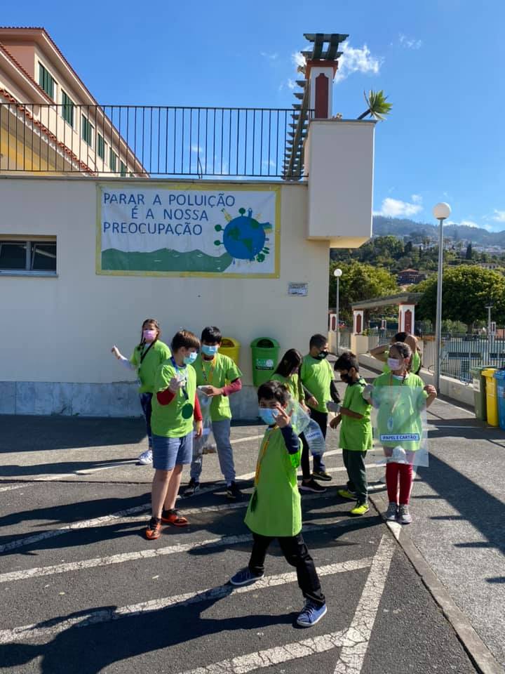 “Celebrar com um piquenique de recolha de lixo”