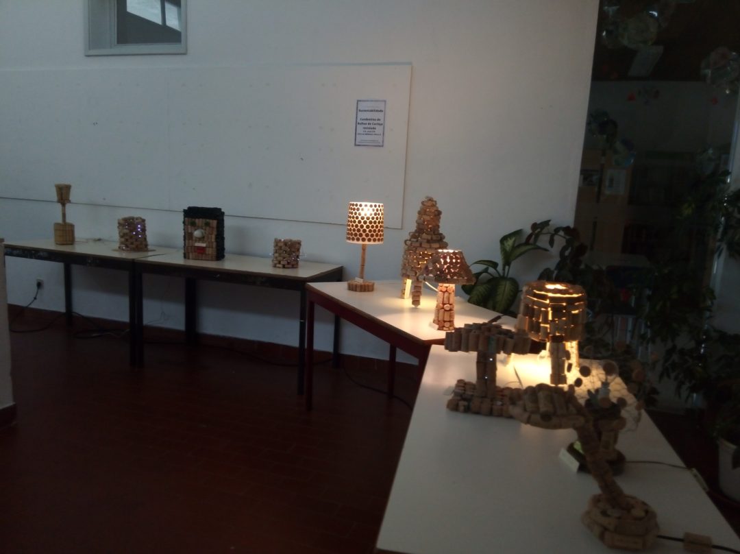 Exposição de utensílios construídos com rolhas de cortiça