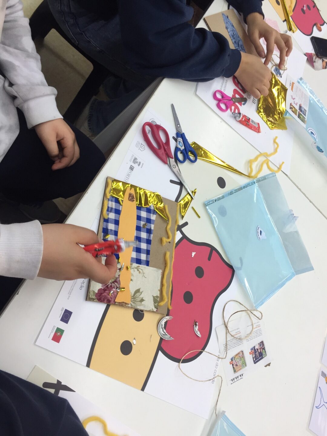 Com recuperação de materiais usados fizemos arte e comemoramos a liberdade.