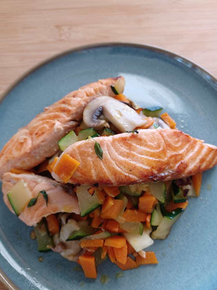 O almoço da Maria contém legumes recolhidos na horta biológica (cenouras, tomate e courgete).