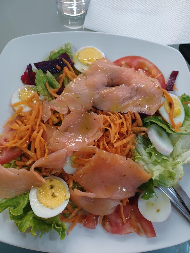 Para o jantar a Maria foi a casa da avó e esta ofereceu-lhe uns ovos caseiros. A salada tem alface da horta biológica e cenouras compradas no mercado de frutas e legumes de Leiria. O salmão foi comprado neste mercado onde também se vende peixe que é de pesca local.