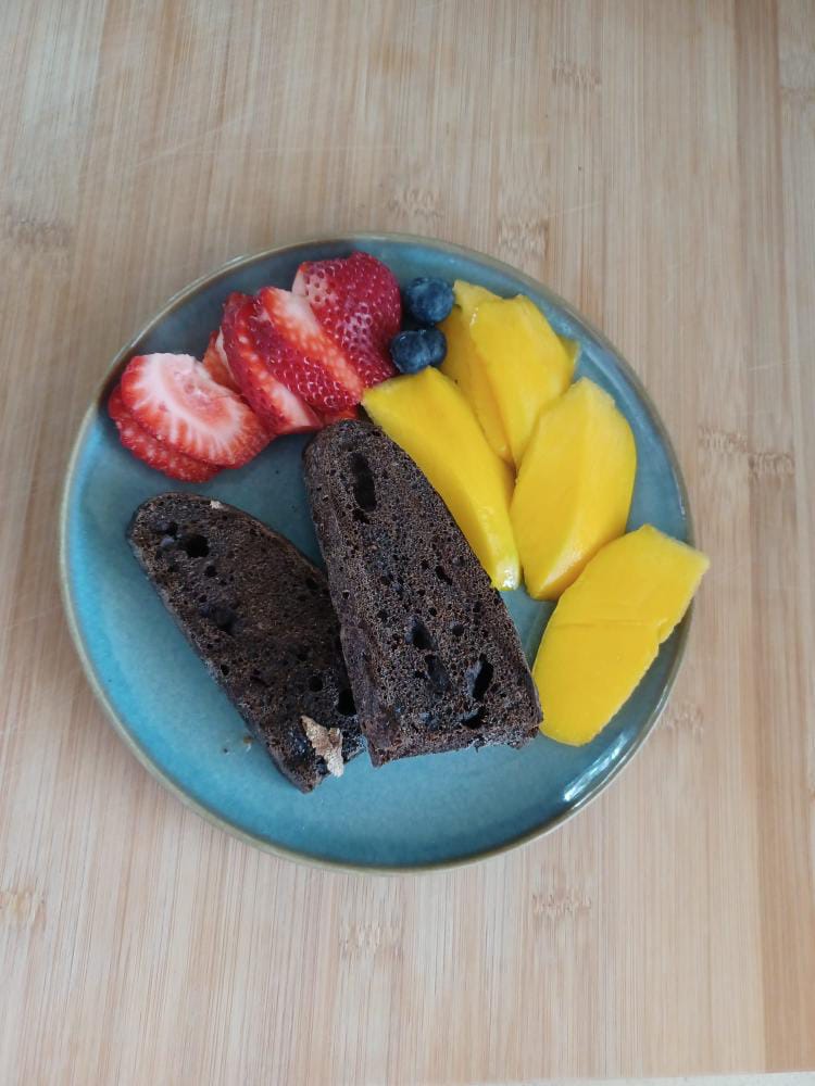 Lanche com pão escuro feito pela avó e morangos da horta Biológica que tem em casa.