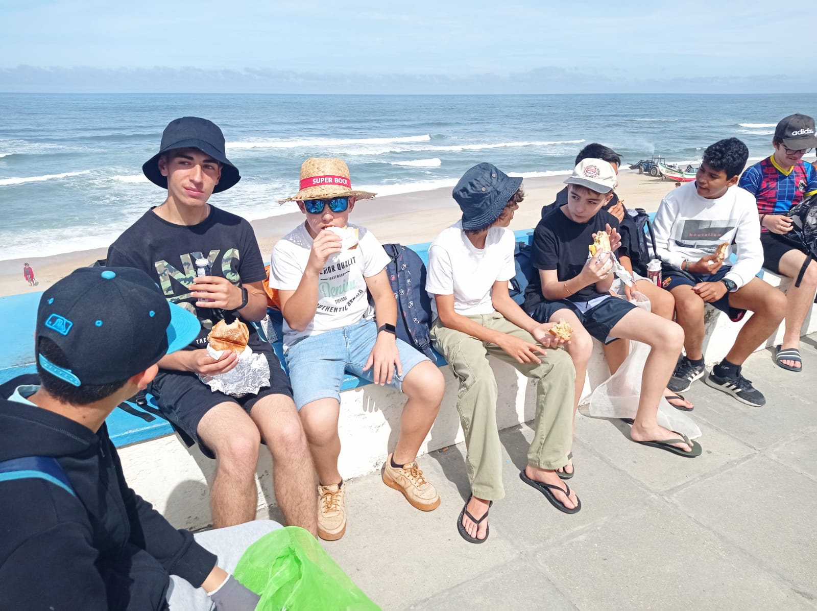 Separação de resíduos do picnic na praia.