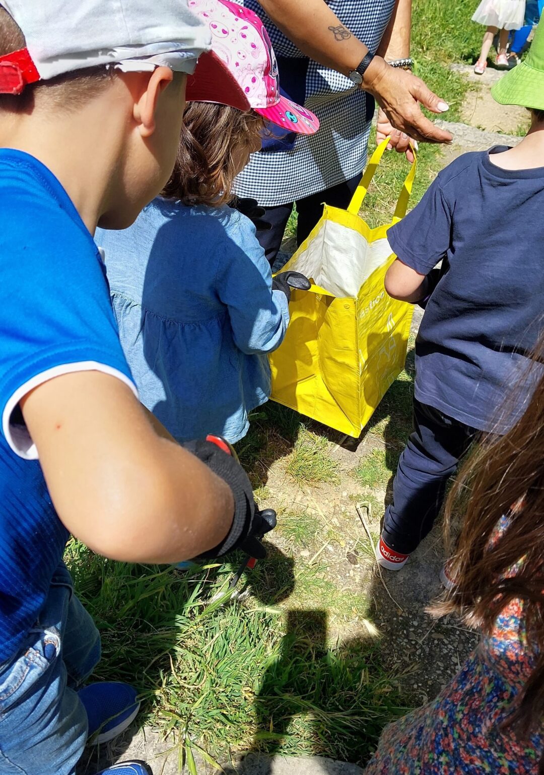 Ação 3 – Antecipar as alterações climáticas através da economia circular/ Dia da Terra: Ação de limpeza “O Oceano é a nossa terra” com o Centro de Interpretação Ambiental.